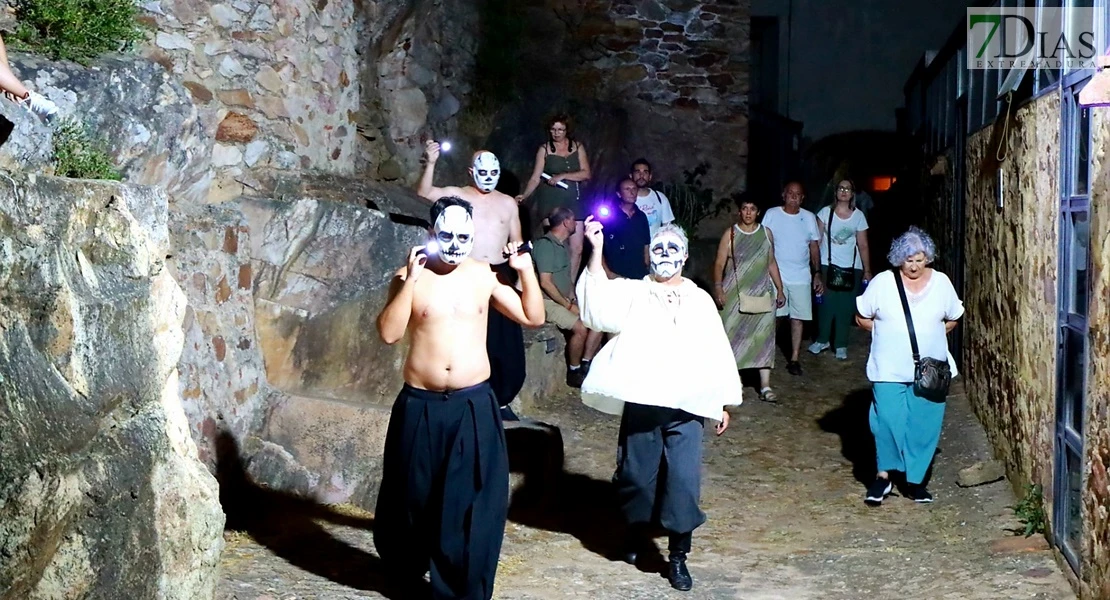 Cientos de visitantes acompañan a la Zaragutía Mora de Alconchel hasta su castillo