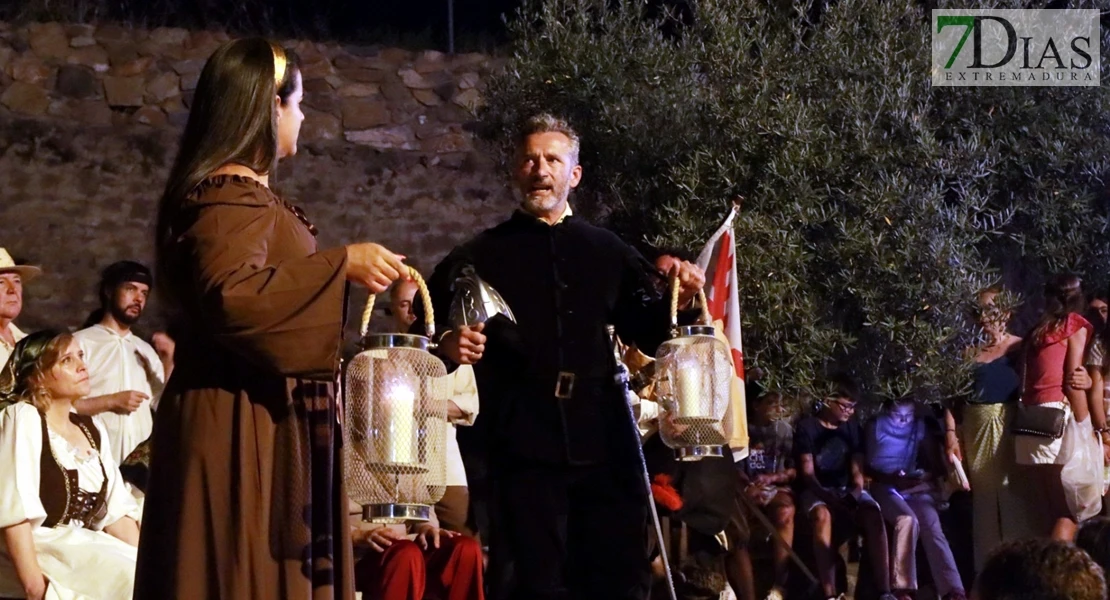 Éxito en las calles de Barcarrota: actores, cantantes y multitud de público en la XI Visita Guiada Nocturna