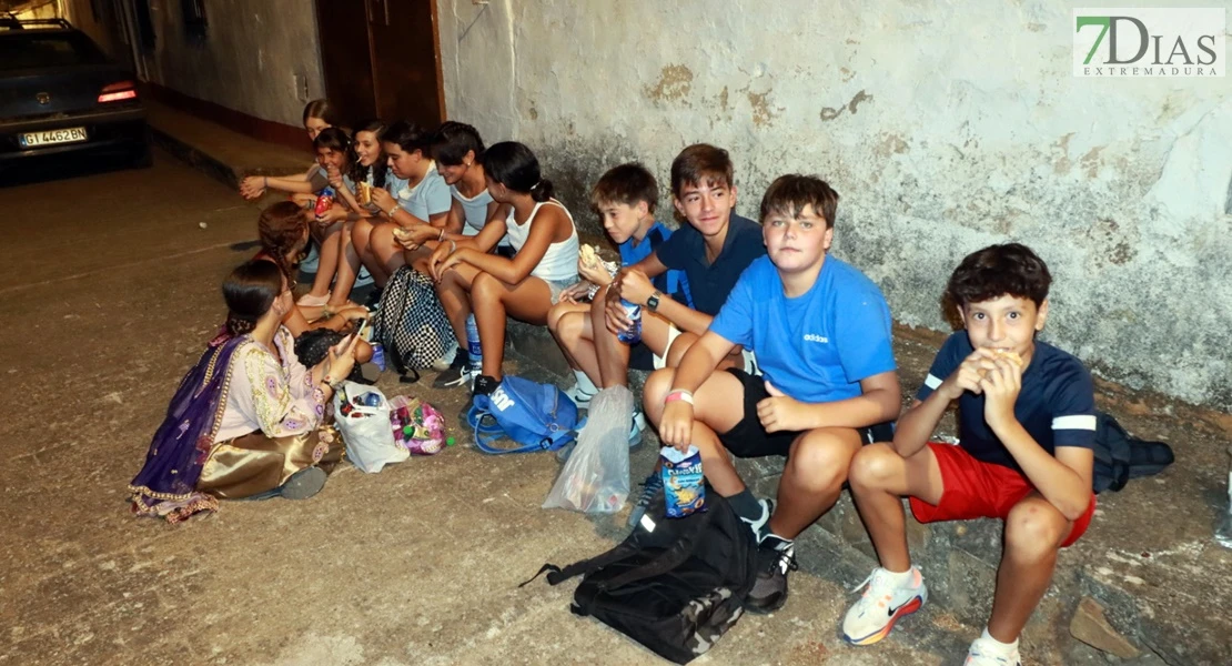 Cientos de visitantes acompañan a la Zaragutía Mora de Alconchel hasta su castillo