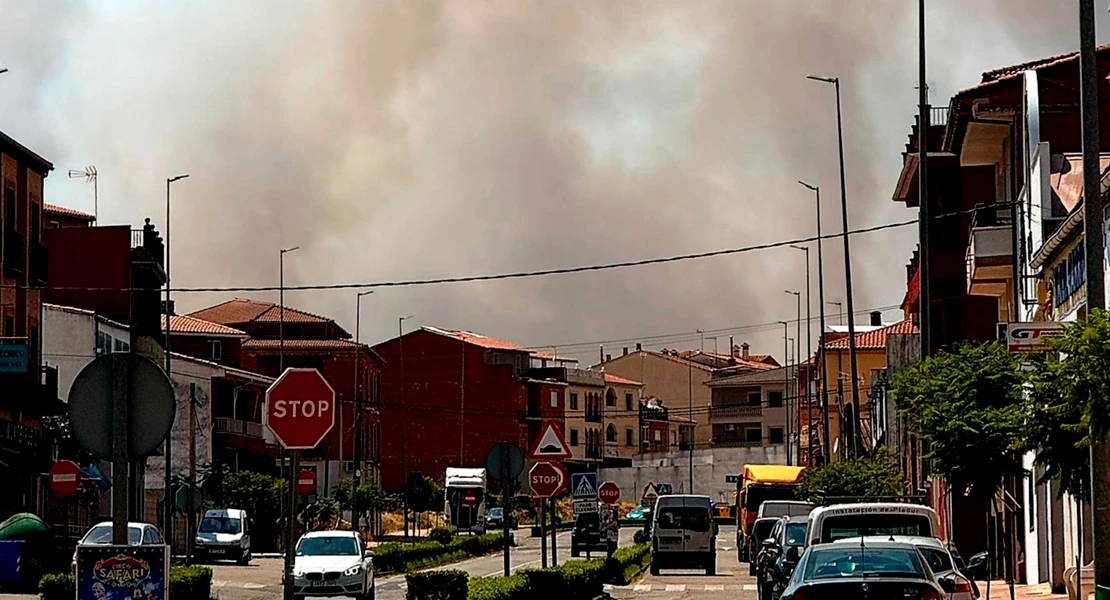 El Infoex moviliza un gran operativo por un incendio en Montehermoso que amenaza a viviendas