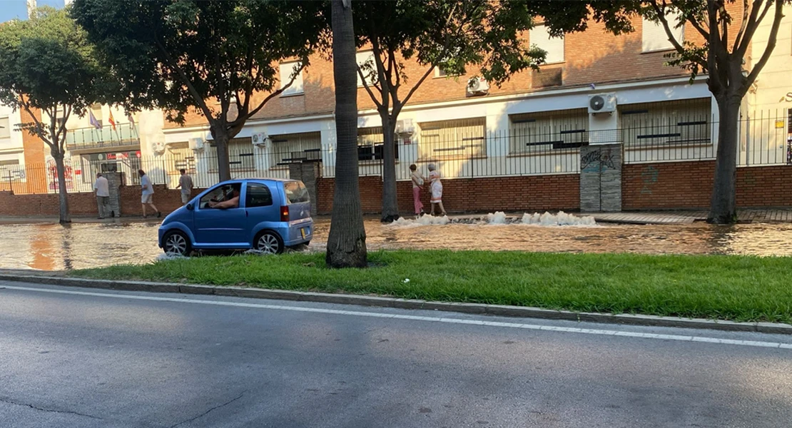 Una rotura de tubería inunda una zona de María Auxiliadora en Badajoz