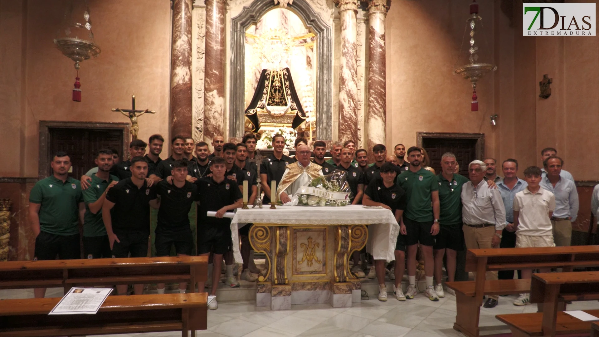 El CD Badajoz realiza su tradicional ofrenda a la Virgen de la Soledad