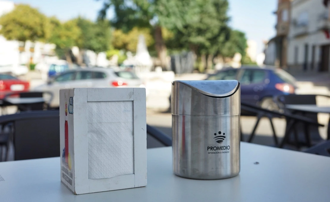 Reparten papeleras de mesa a los bares para mejorar la limpieza en Zafra