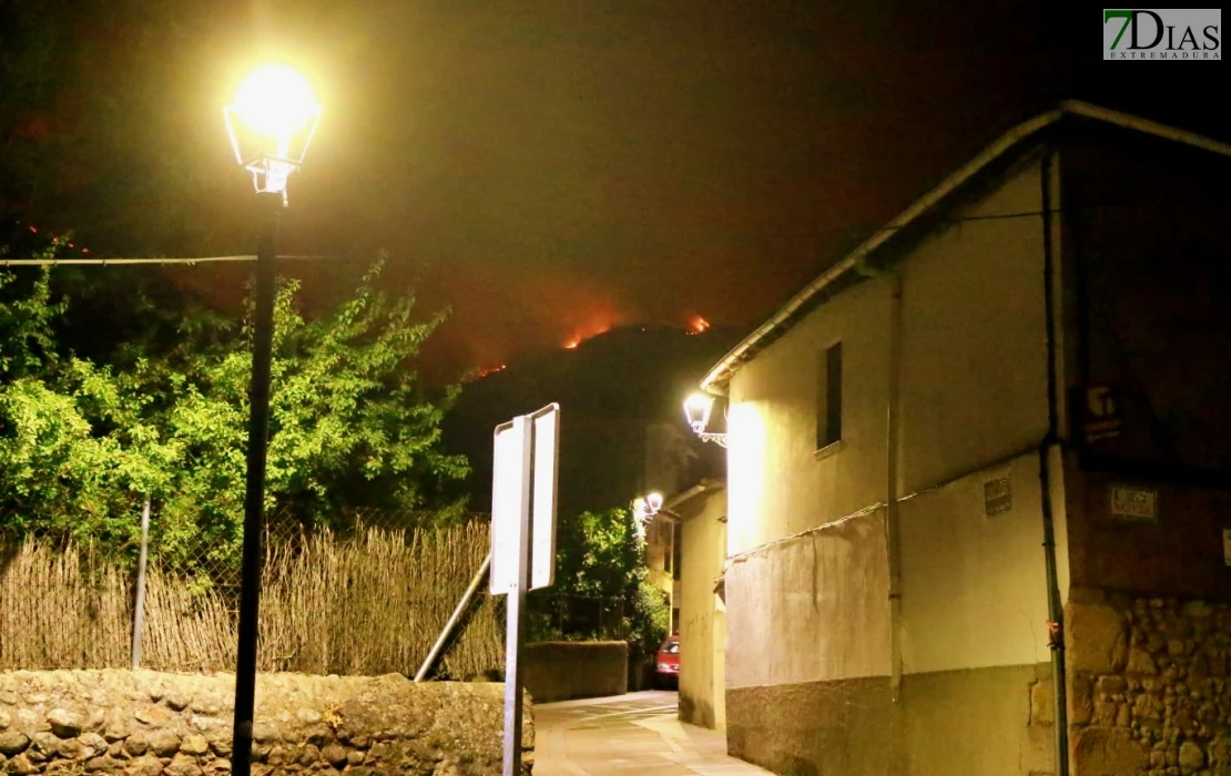 El incendio entra en Castilla y León: preocupan dos pueblos extremeños