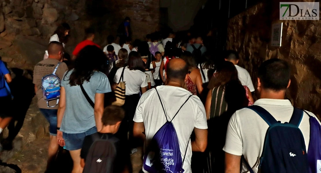 Cientos de visitantes acompañan a la Zaragutía Mora de Alconchel hasta su castillo