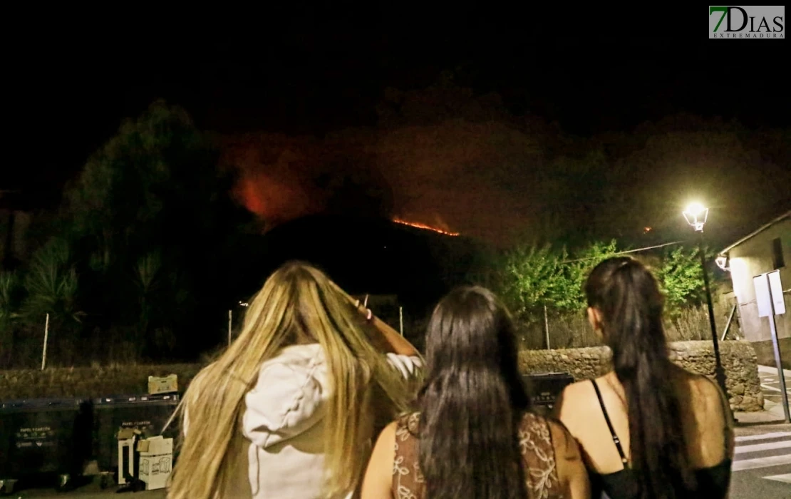 El incendio entra en Castilla y León: preocupan dos pueblos extremeños
