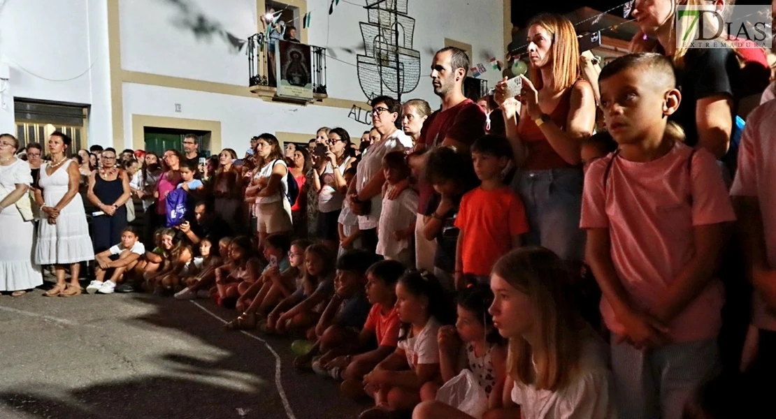 Cientos de visitantes acompañan a la Zaragutía Mora de Alconchel hasta su castillo