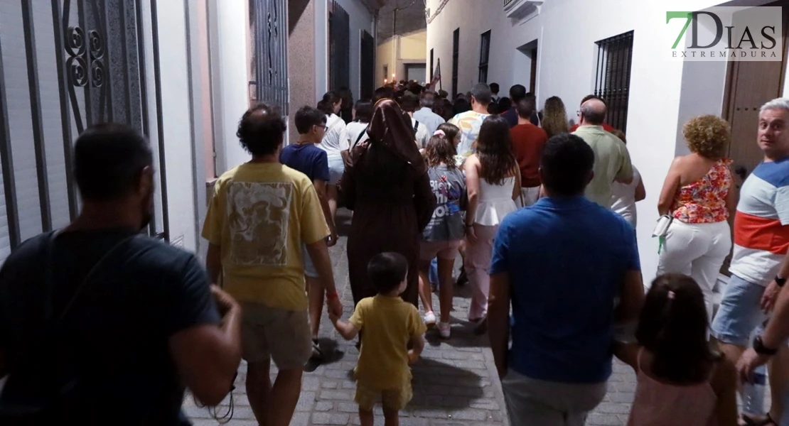 Éxito en las calles de Barcarrota: actores, cantantes y multitud de público en la XI Visita Guiada Nocturna