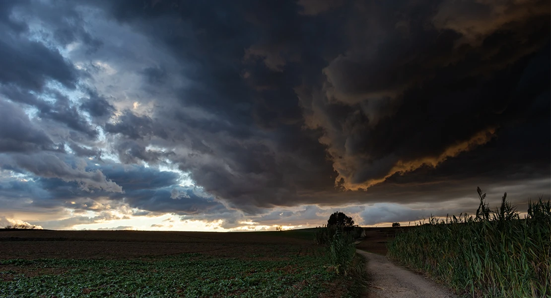 Cambio radical en varias zonas de Extremadura: tormenta, chubacos y viento esta tarde
