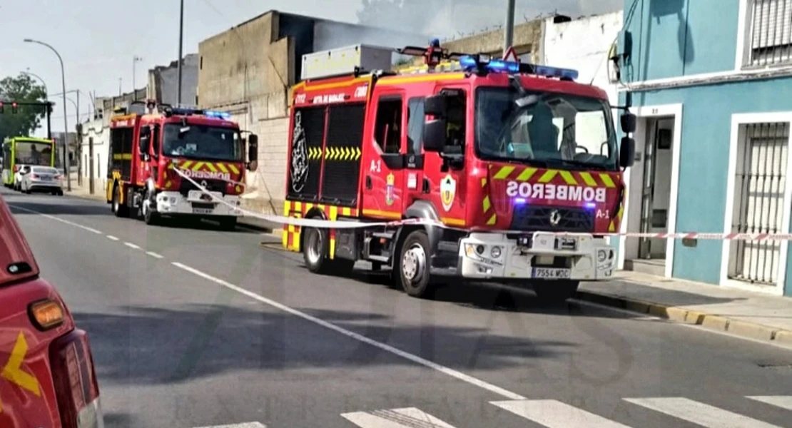 Amplio dispositivo para trabajar en un incendio en la margen derecha de Badajoz