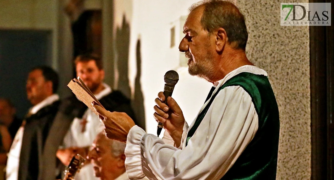 Éxito en las calles de Barcarrota: actores, cantantes y multitud de público en la XI Visita Guiada Nocturna