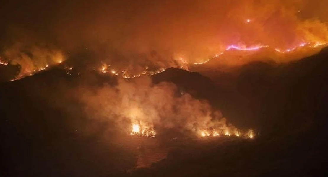 El incendio entra en Castilla y León: preocupan dos pueblos extremeños