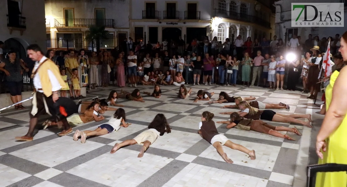Éxito en las calles de Barcarrota: actores, cantantes y multitud de público en la XI Visita Guiada Nocturna