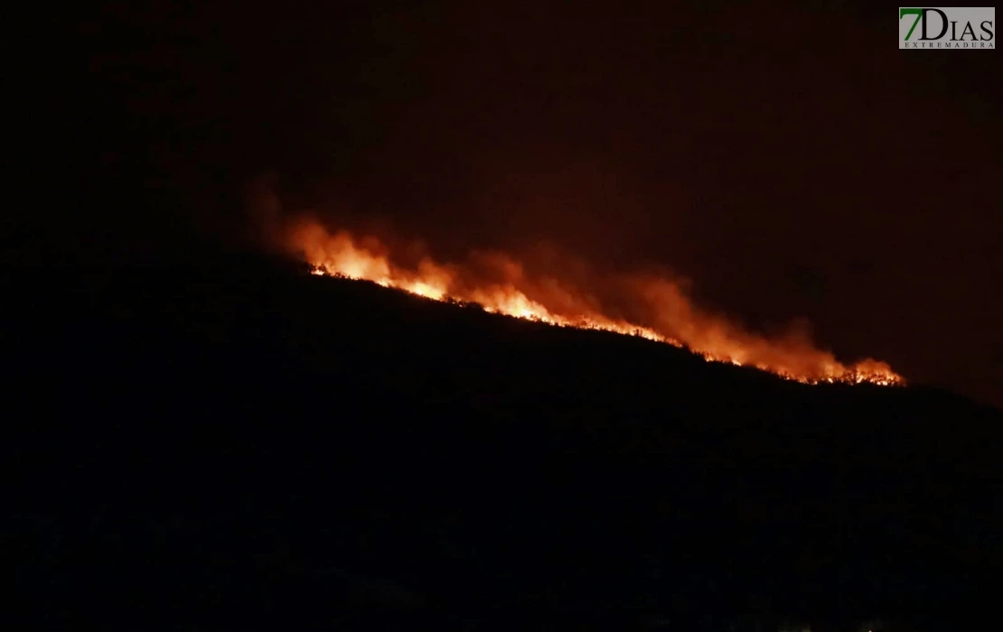 El incendio entra en Castilla y León: preocupan dos pueblos extremeños