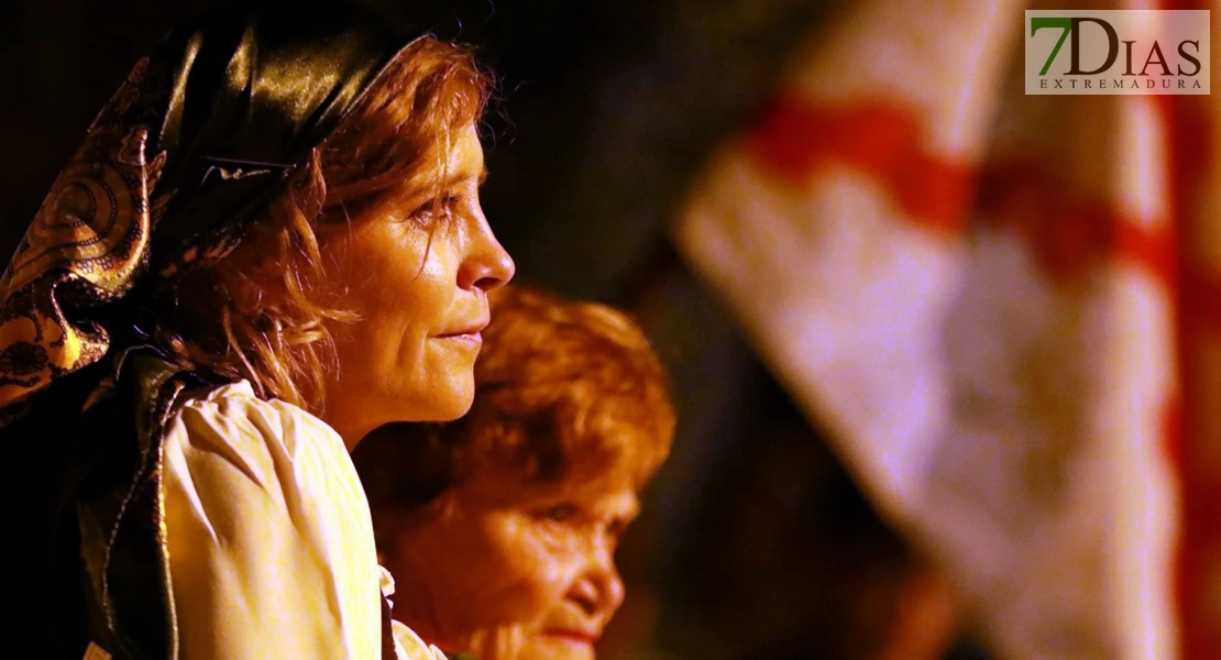 Éxito en las calles de Barcarrota: actores, cantantes y multitud de público en la XI Visita Guiada Nocturna