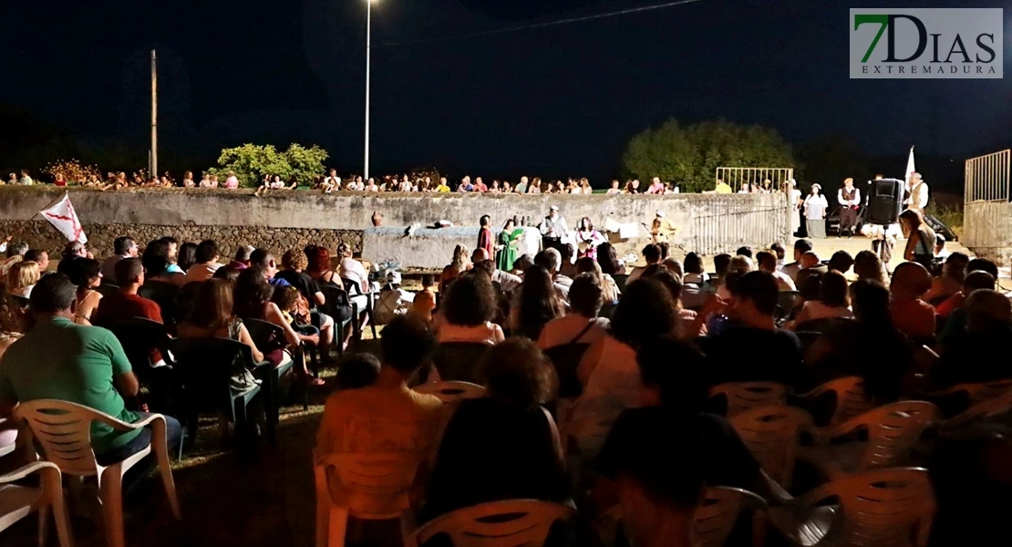 Éxito en las calles de Barcarrota: actores, cantantes y multitud de público en la XI Visita Guiada Nocturna