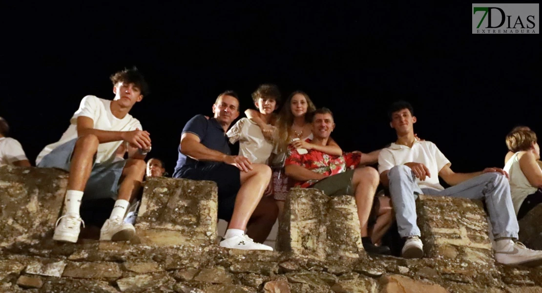 Cientos de visitantes acompañan a la Zaragutía Mora de Alconchel hasta su castillo