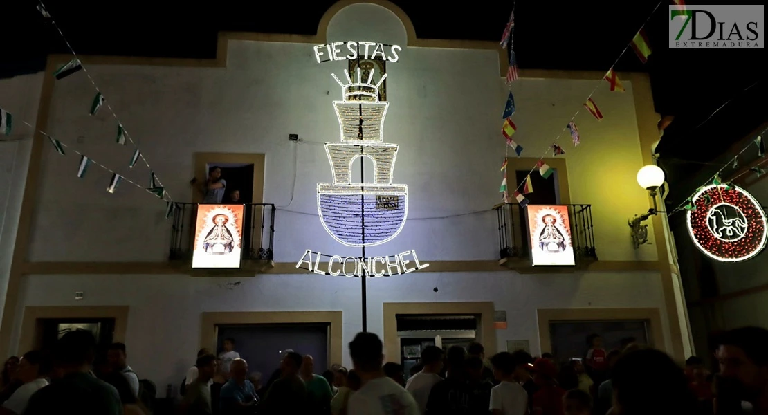Cientos de visitantes acompañan a la Zaragutía Mora de Alconchel hasta su castillo