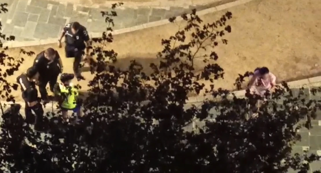 La Policía interviene de madrugada en una escandalosa trifulca en una plaza de San Fernando
