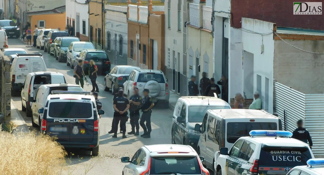 Amplio despliegue policial en Badajoz por un operativo: buscan drogas, armas y dinero