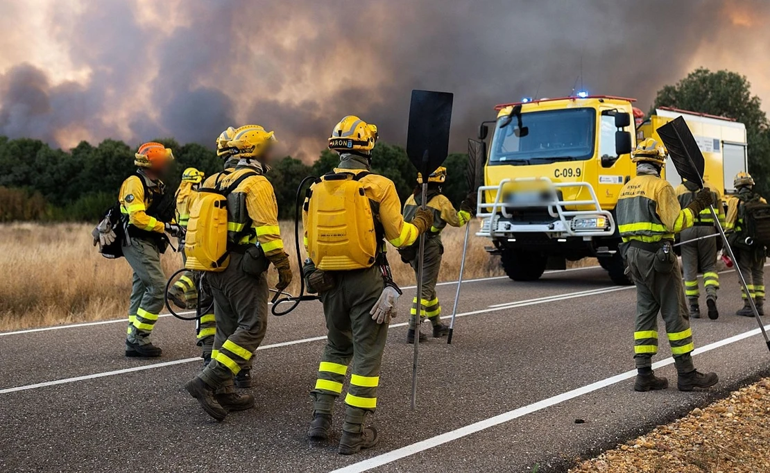 Muere un bombero en las labores de extinción de los incendios activos