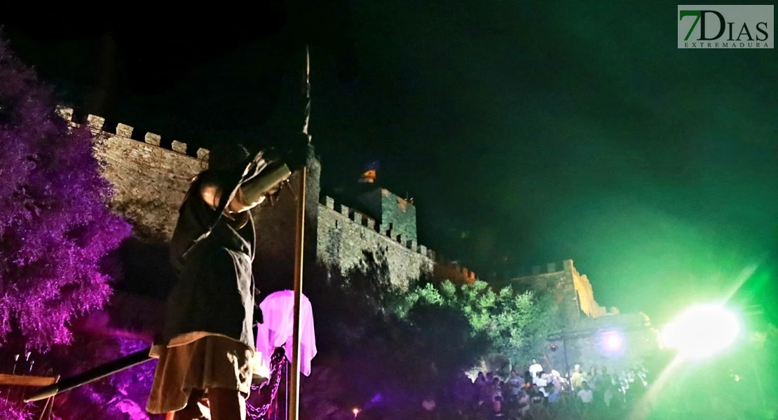 Cientos de visitantes acompañan a la Zaragutía Mora de Alconchel hasta su castillo
