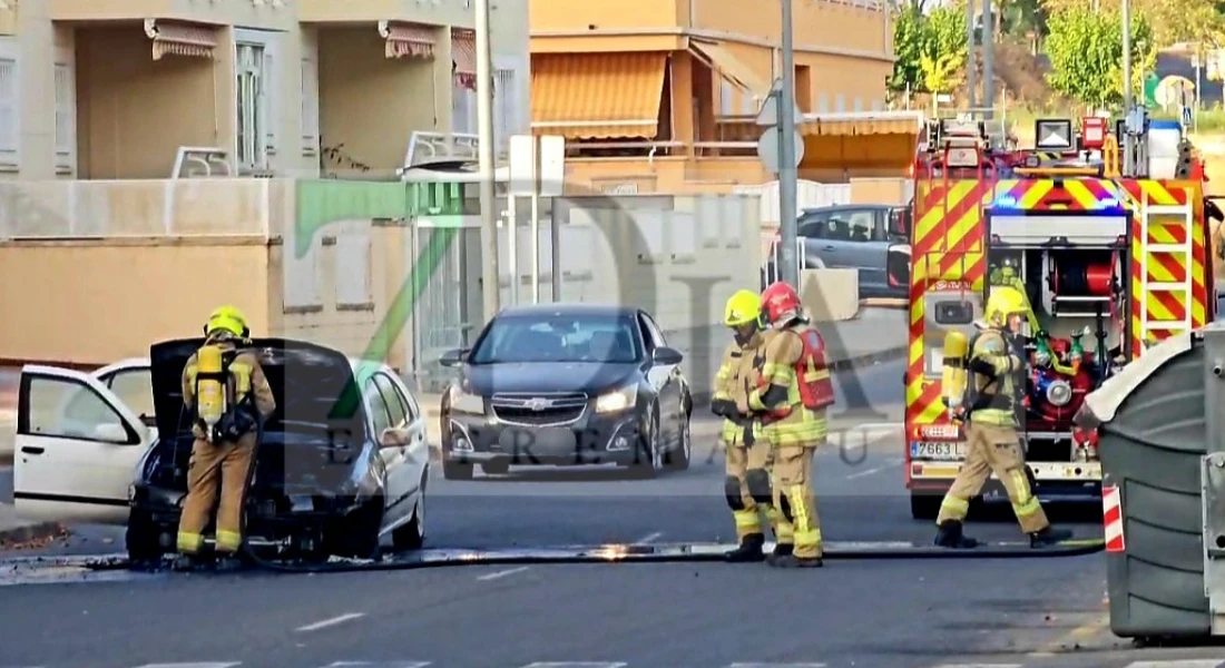 Un vehículo sale ardiendo en plena vía pública en Plasencia (CC)