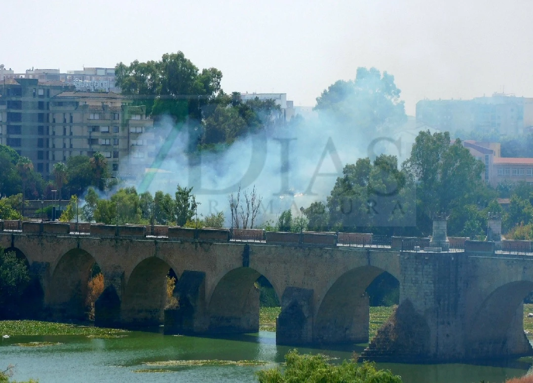 Incendio junto a los locales del río en Badajoz