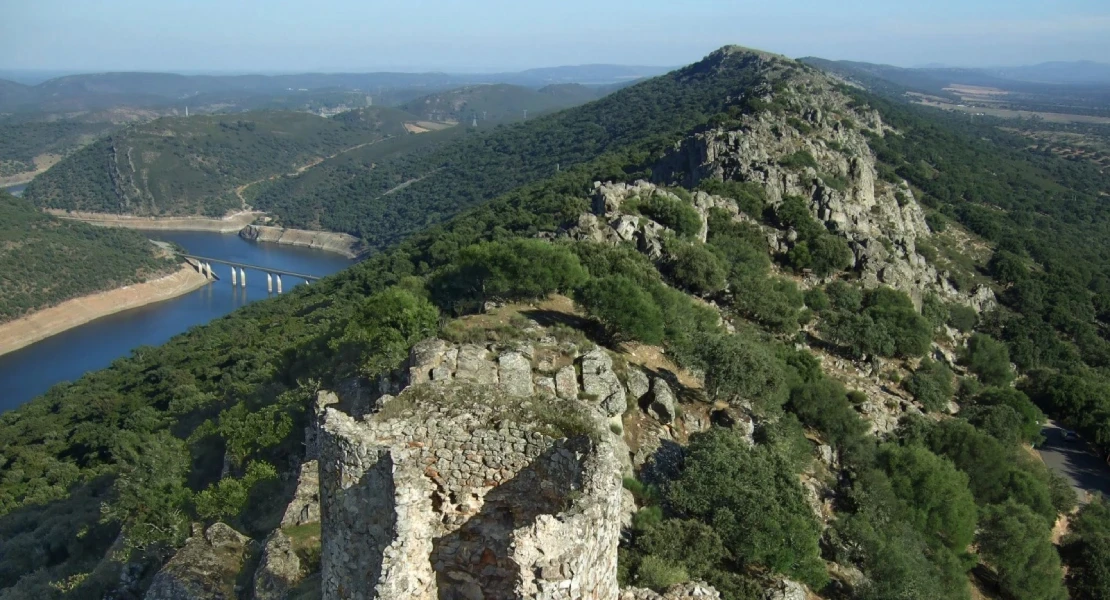 Ecologistas Extremadura va con todo contra la caza y suelta de perros en Monfragüe
