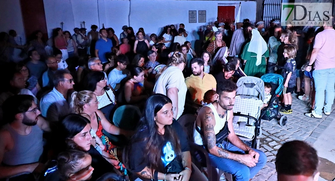 Éxito en las calles de Barcarrota: actores, cantantes y multitud de público en la XI Visita Guiada Nocturna