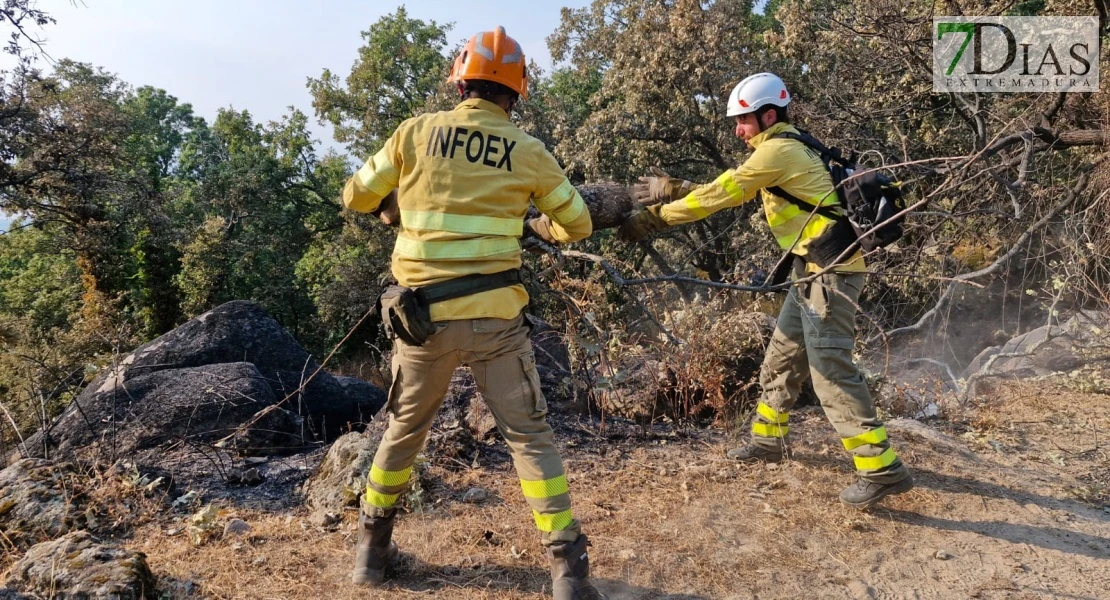 Solidaridad en el norte de Extremadura: bomberos forestales ayudan en las zonas afectadas por el incendio de Jarilla