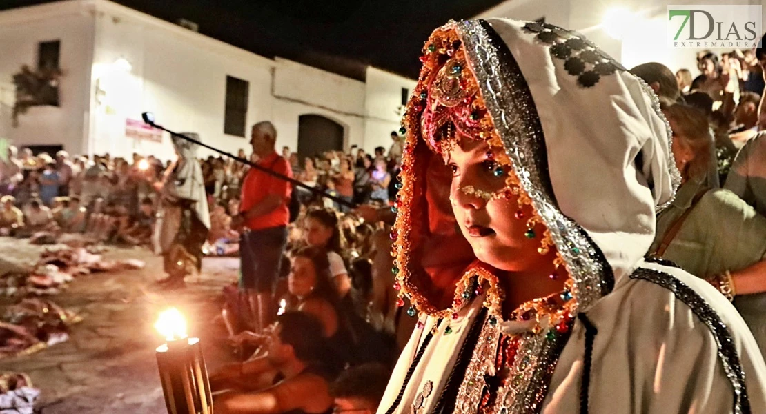 Cientos de visitantes acompañan a la Zaragutía Mora de Alconchel hasta su castillo