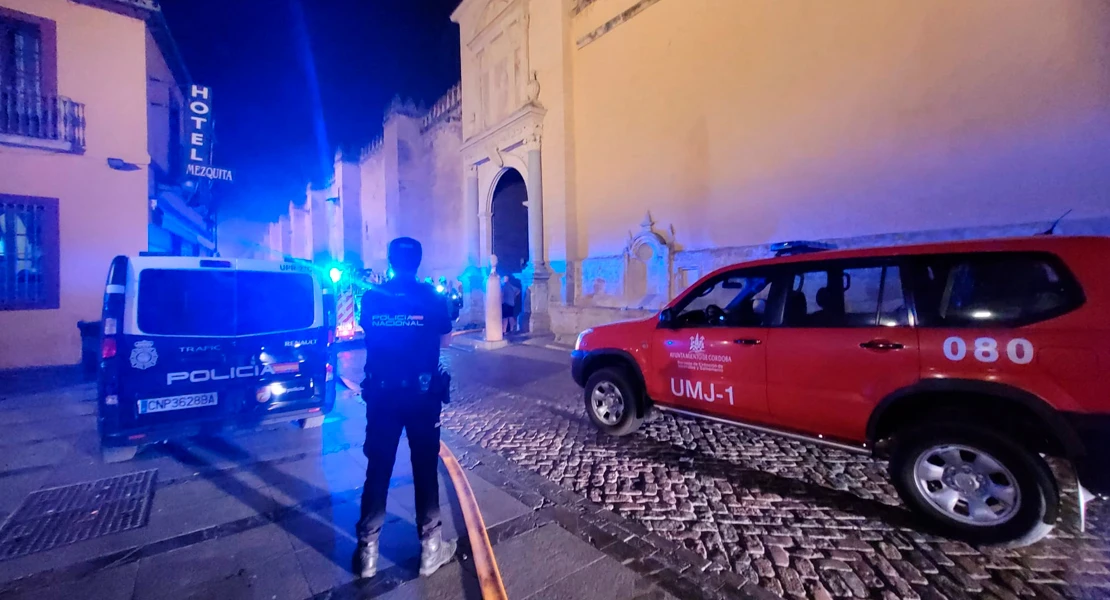 Colapsa la cubierta de la capilla quemada tras ser extinguido el fuego en Córdoba