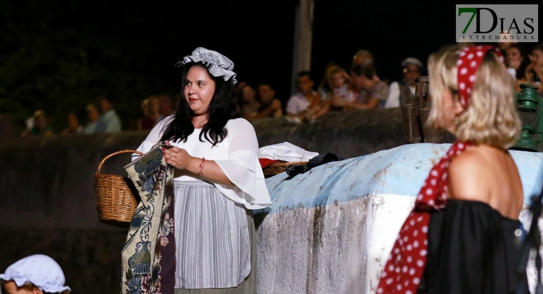 Éxito en las calles de Barcarrota: actores, cantantes y multitud de público en la XI Visita Guiada Nocturna