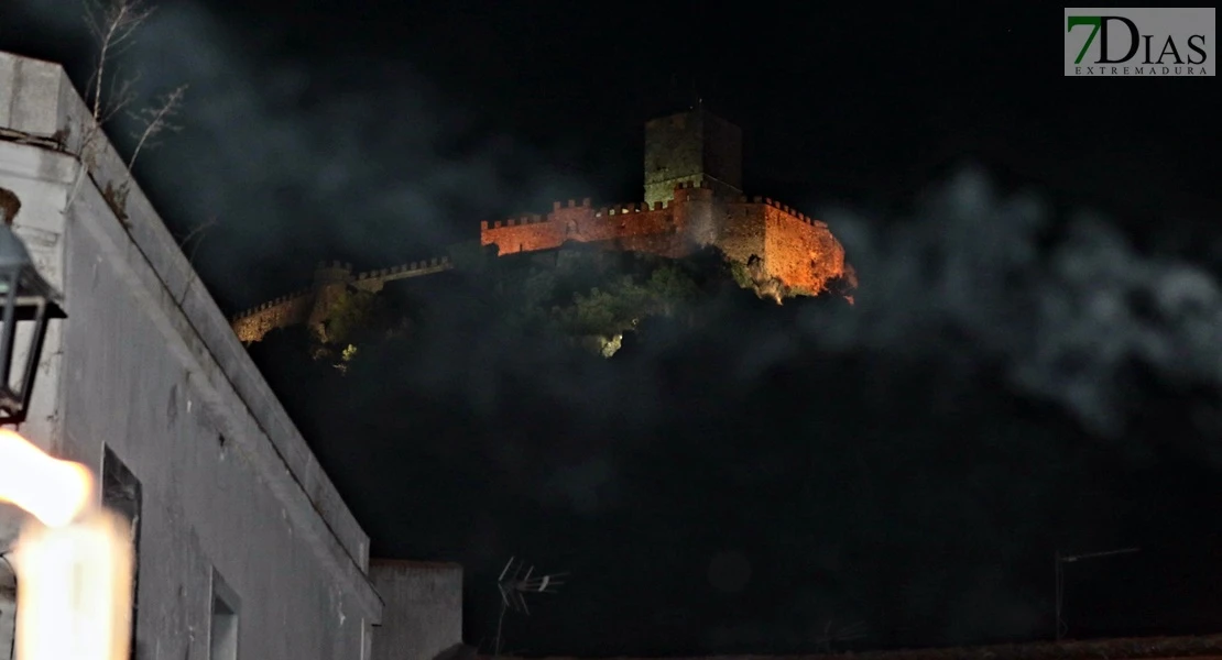 Cientos de visitantes acompañan a la Zaragutía Mora de Alconchel hasta su castillo