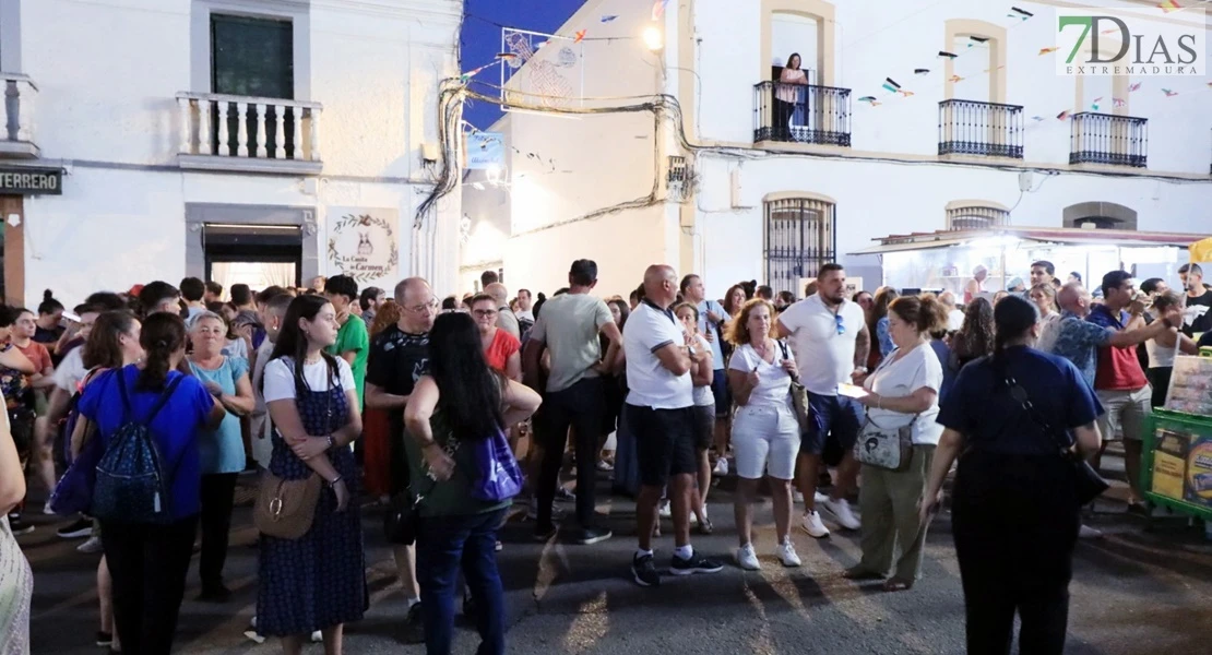 Cientos de visitantes acompañan a la Zaragutía Mora de Alconchel hasta su castillo