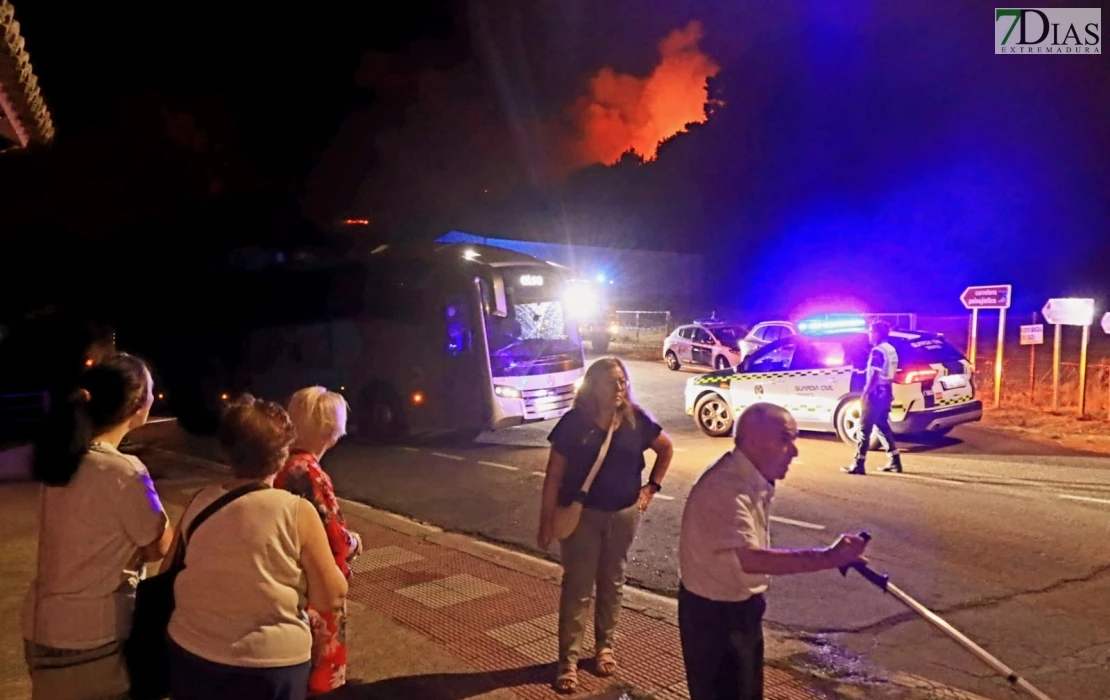 Las imágenes del desalojo por el incendio de Jarilla en Extremadura