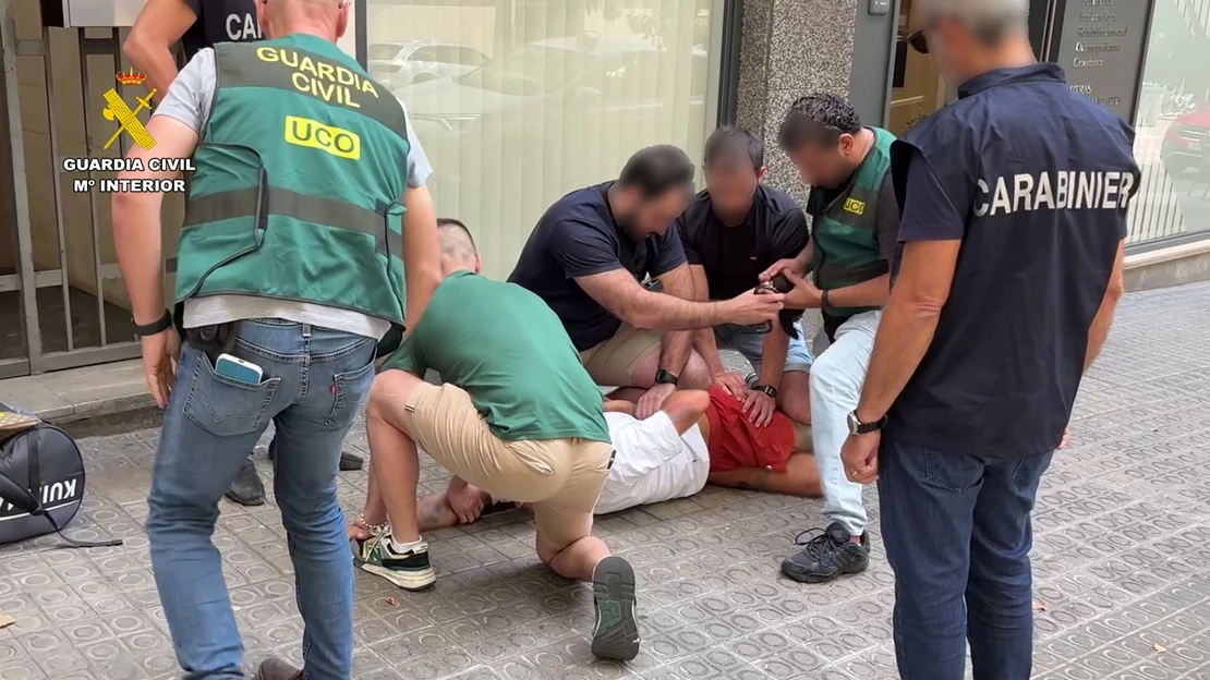 Detenido en plena calle tras usar una entidad falsa y así huir de la justicia