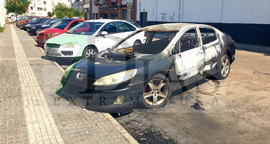 Nuevo incendio de turismo esta madrugada en Badajoz