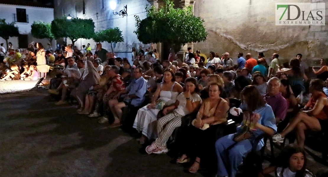 Éxito en las calles de Barcarrota: actores, cantantes y multitud de público en la XI Visita Guiada Nocturna