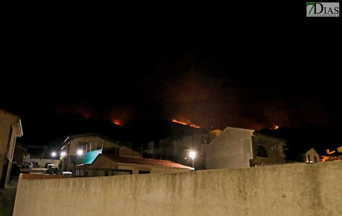 El incendio entra en Castilla y León: preocupan dos pueblos extremeños