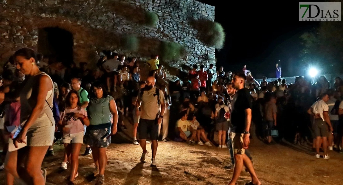 Cientos de visitantes acompañan a la Zaragutía Mora de Alconchel hasta su castillo