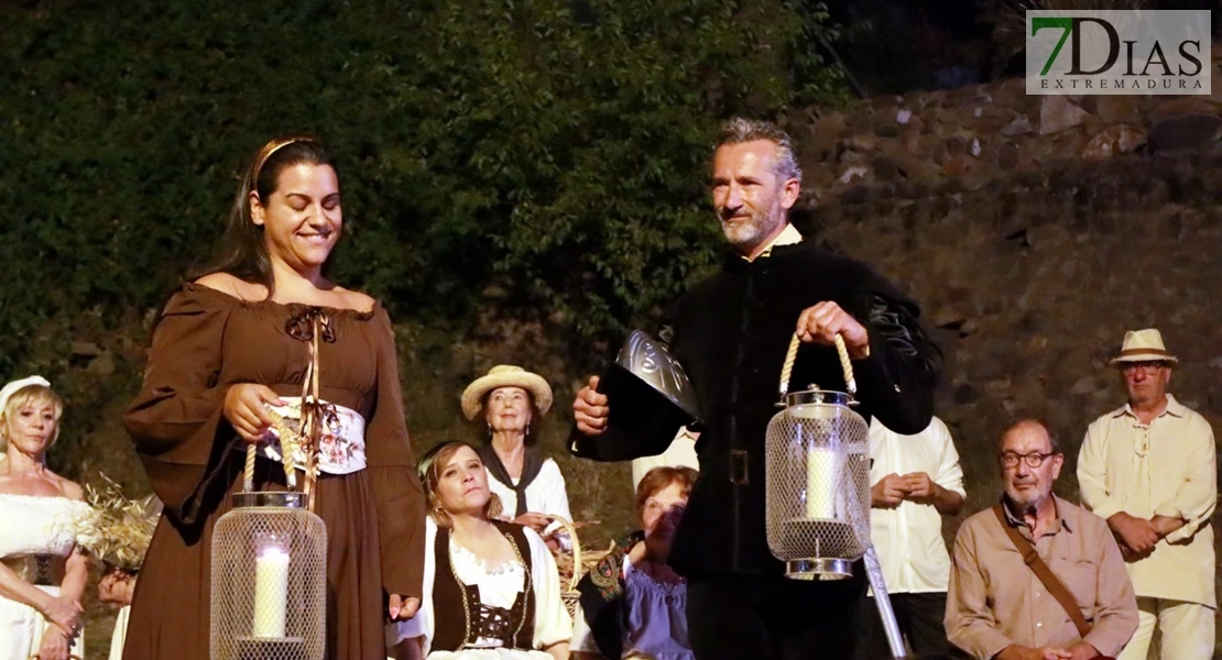 Éxito en las calles de Barcarrota: actores, cantantes y multitud de público en la XI Visita Guiada Nocturna