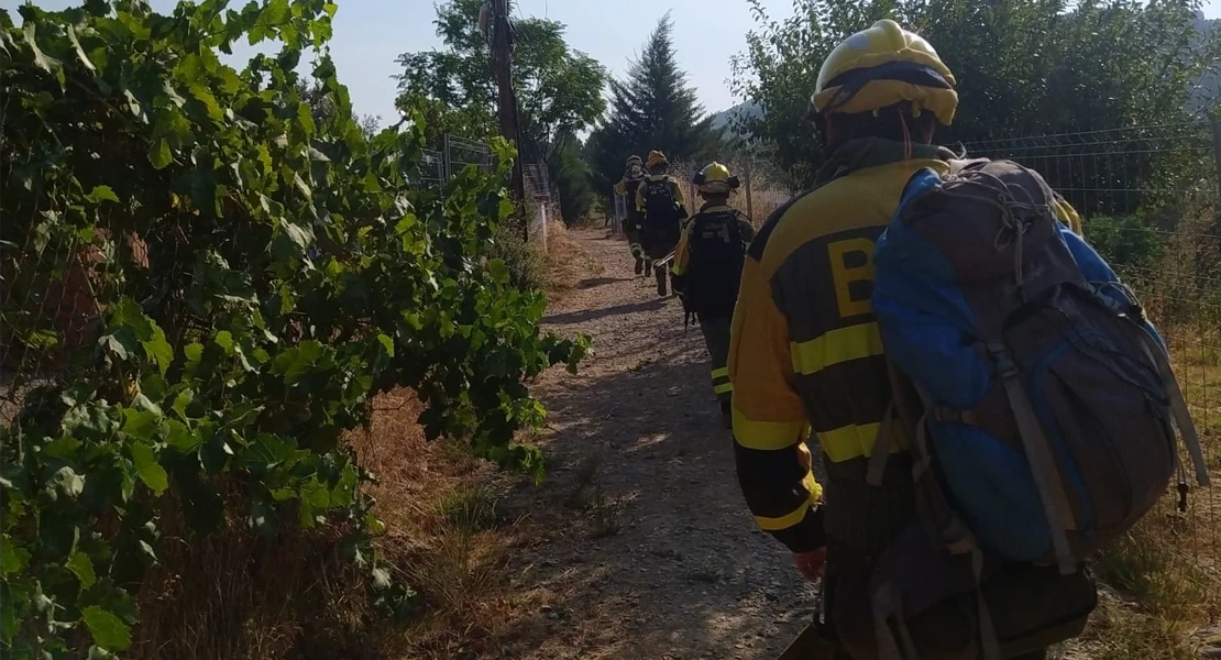 El miedo a perder los cerezos provoca acciones temerarias: los efectivos quedan atrapados