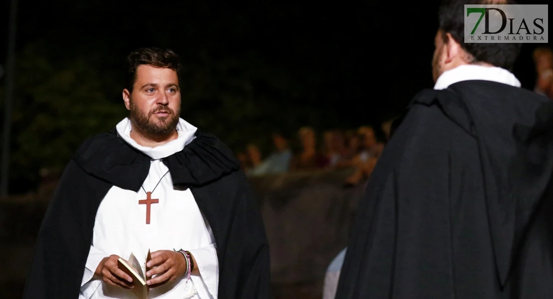 Éxito en las calles de Barcarrota: actores, cantantes y multitud de público en la XI Visita Guiada Nocturna