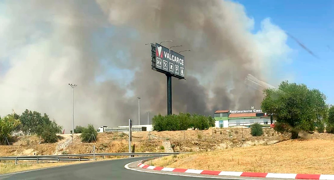 VÍDEO | Así está apagando el incendio de Aldea del Cano el amplio dispositivo