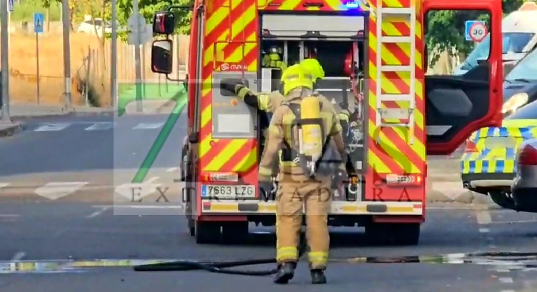 Un vehículo echa a arder en plena vía pública en Plasencia (CC)