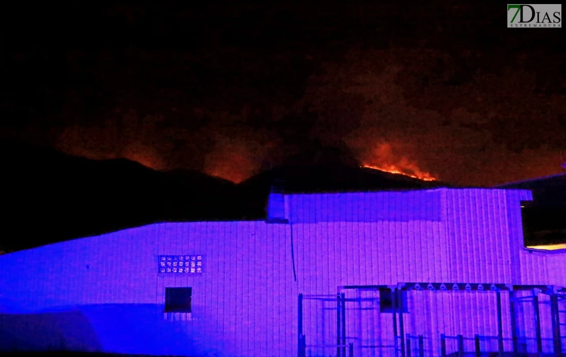 El incendio entra en Castilla y León: preocupan dos pueblos extremeños