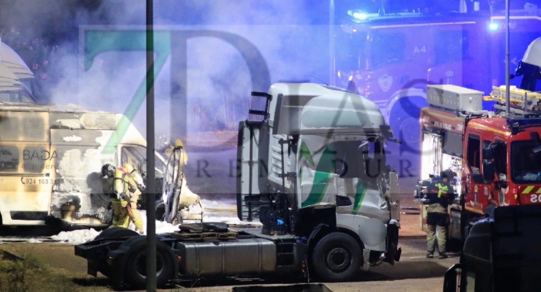 Salen ardiendo varias furgonetas durante la madrugada en la IVECO de Badajoz