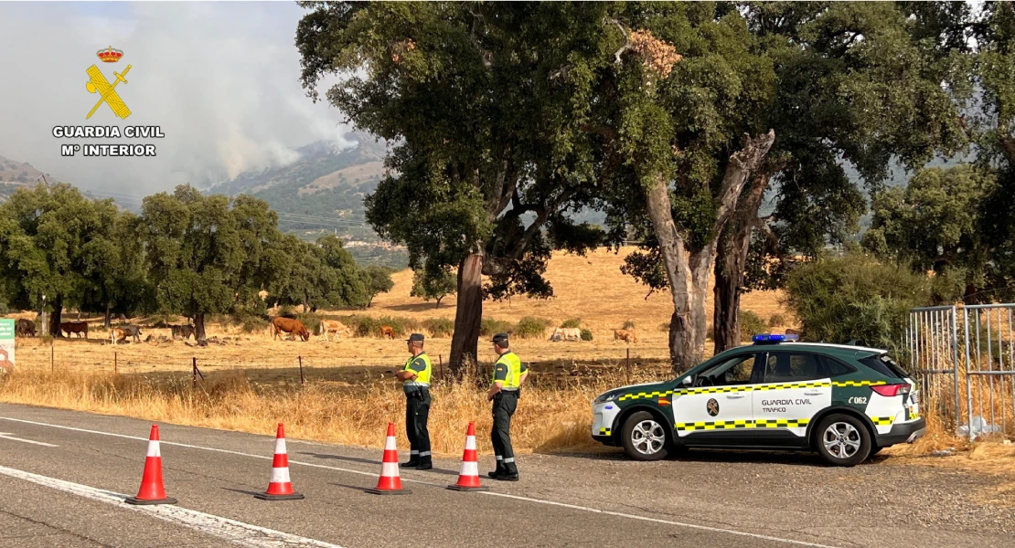 El fuego obliga a evacuar Gargantilla y confinar Hervás: "Está absolutamente desbocado"